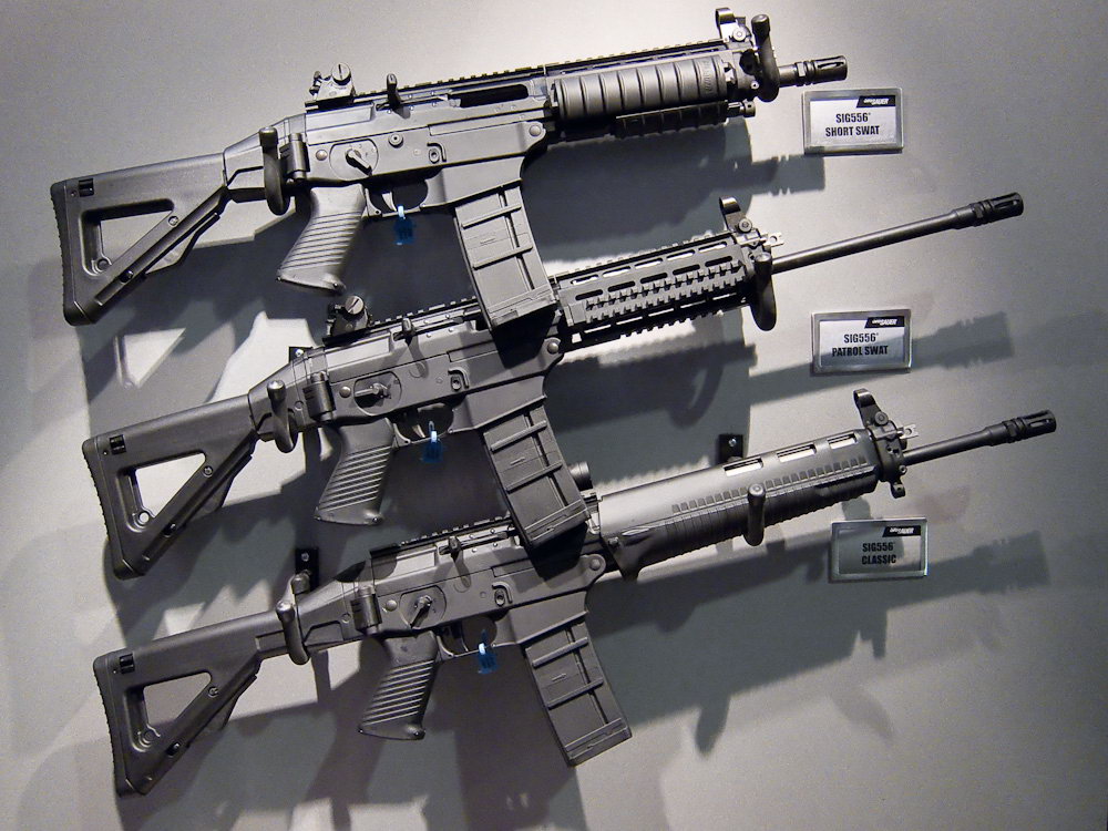 在 SHOW SHOW 2010 上 的 SIG556.其 中 展 出 了 新 出 的 长 枪 管 DMR 型.