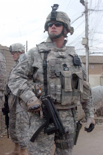 2008年,一名使用mp5k的美国陆军护卫人员