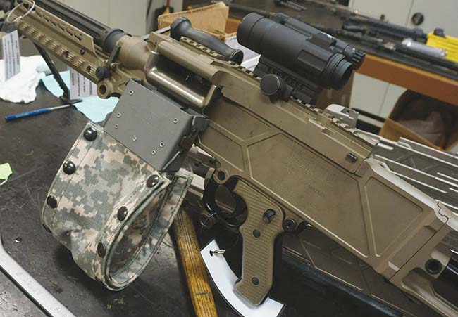 使 用 美 军 标 配 的 M240B 的 50 发 弹 链 袋.